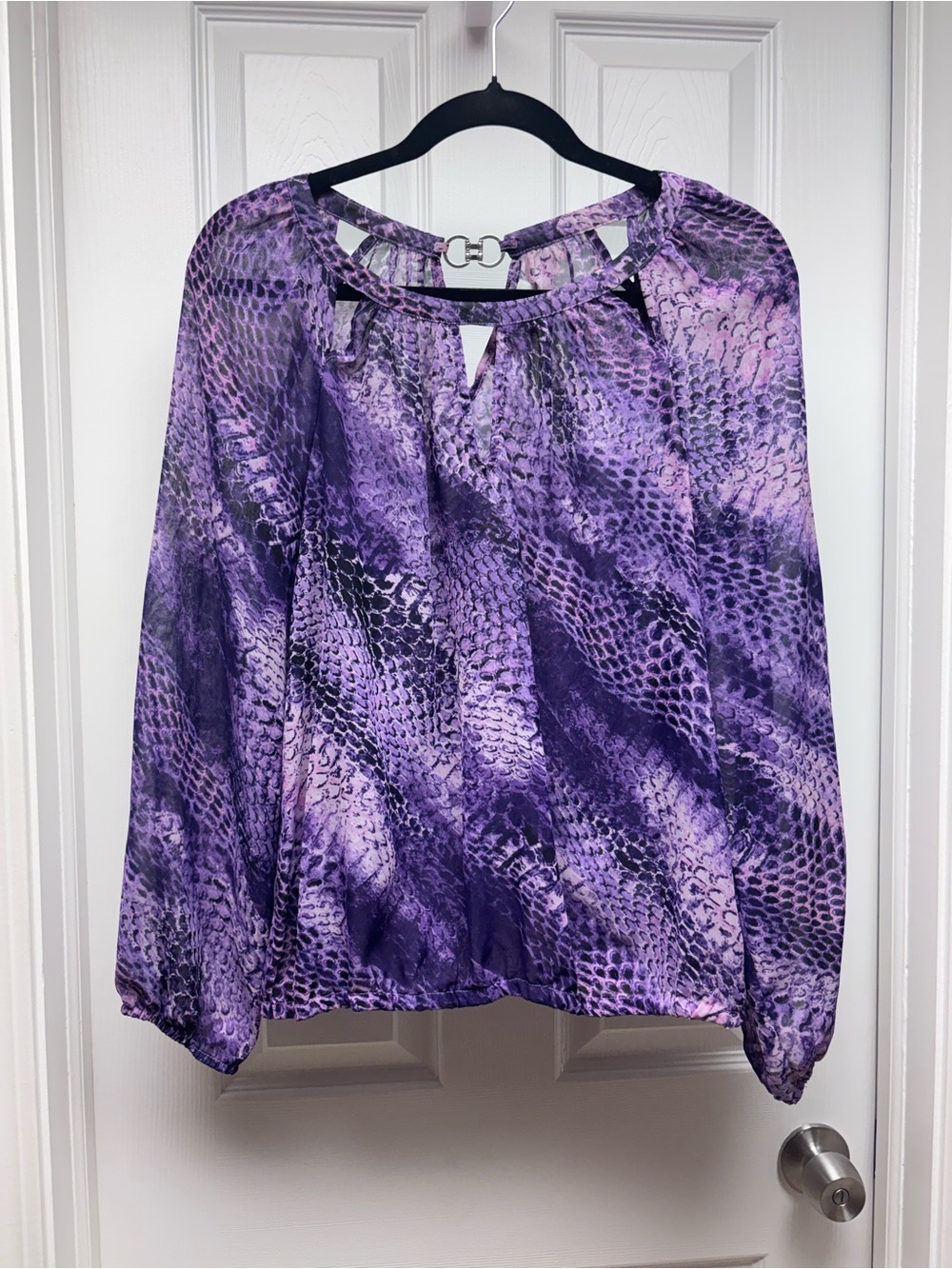 Jennifer Lopez Purple Snakeskin Print Blouse – Women’s Medium